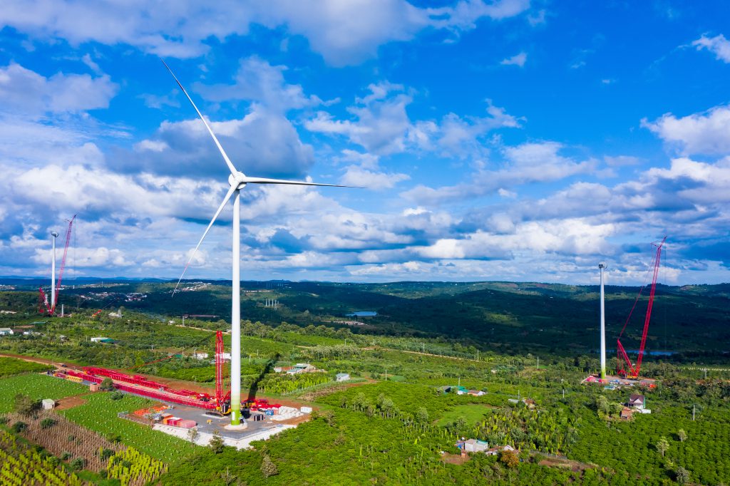 Trên công trường nhà máy điện gió lớn nhất Việt Nam