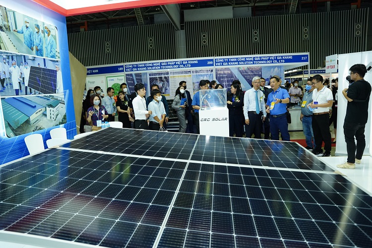 Các đại biểu tham quan Triển lãm quốc tế lần thứ 15 về công nghệ và thiết bị điện Việt Nam ETE 2022